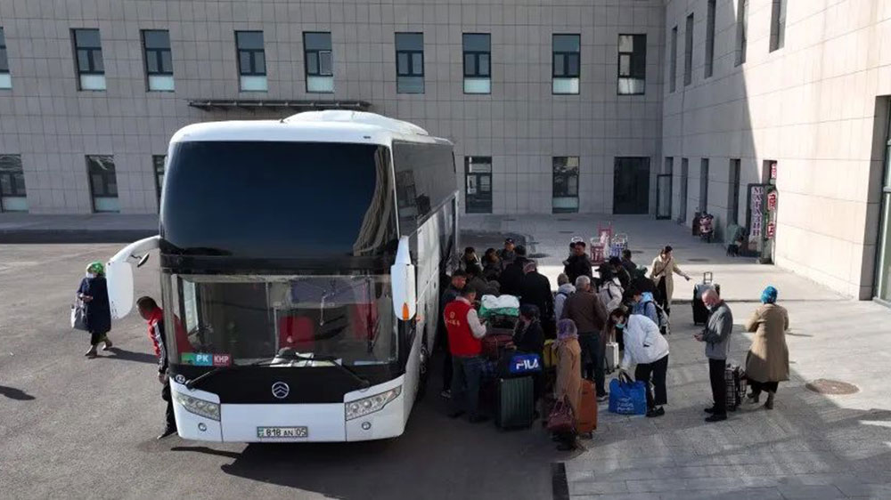 新疆中旅假日國(guó)際旅行社中哈旅游出境首發(fā)團(tuán)上車.jpg